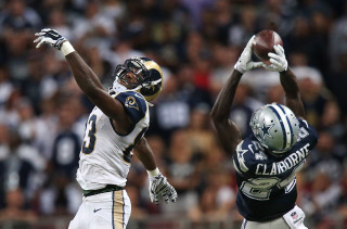 Football players jumping catching ball - clear eye free wallpaper