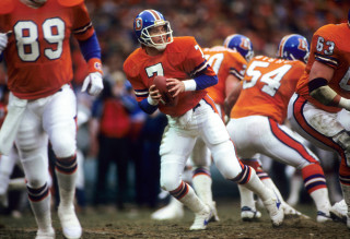 Football player running ball opponents - david lazar free wallpaper