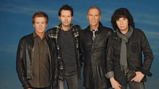 Men group blue sky background - art brut free wallpaper for desktop