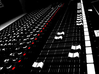 Soundboard red white arrows black - studio free wallpaper