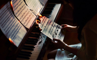 Woman playing piano flames sheet - the key free wallpaper