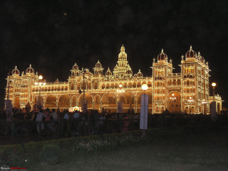 Large building lights nighttime people - a large building free wallpaper