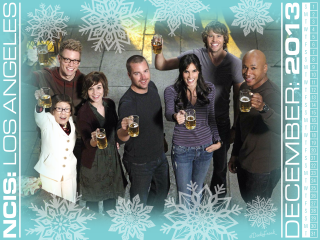 People beers smiling snowflakes background - dorothy coke free wallpaper