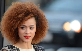 Woman red lipstick afro serious - de stijl free wallpaper