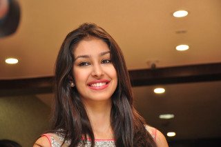 Woman long hair smiling camera 13 - ella guru free wallpaper