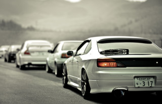 Parked cars mountains foggy day - cinematic focus free wallpaper