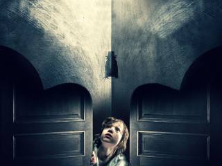 Young girl doorway hands up - the door free wallpaper