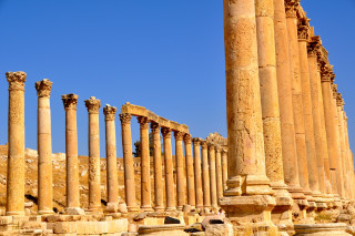 Ancient columns blue sky birds - a few bird free wallpaper