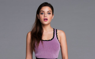 Surprised woman purple top black - look free wallpaper