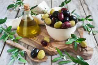 Bowl olives olive oil wooden 2 - a wooden table free wallpaper