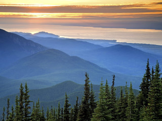 Mountain range trees sunset clouds - a view of a mountain range free wallpaper for desktop