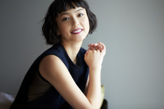 Woman sitting bed hands folded - ayami kojima free wallpaper