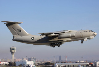 Military plane taking off airport - a large military plane free wallpaper