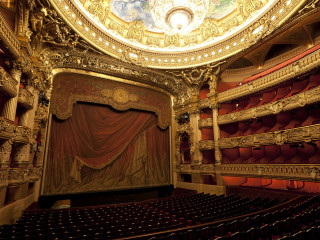 Theater gold ceiling red seats - a theater free wallpaper