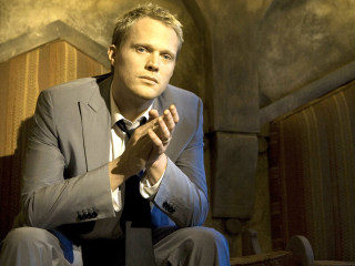 Man suit tie prayer position - room free wallpaper for desktop