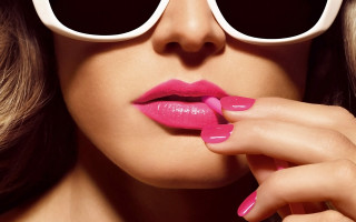 Woman pink lipstick sunglasses hand 4 - a pop art painting free wallpaper