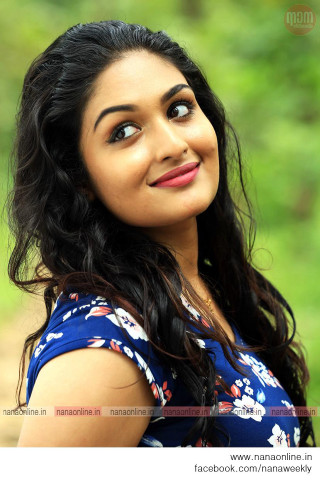 Woman blue dress smiling outdoors - ella guru free wallpaper for mobile