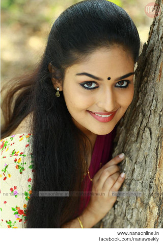 Woman leaning tree smile red - free forest wallpaper