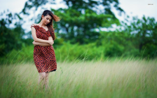 Red dress woman field crossed - fashion photography free wallpaper