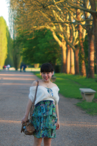 Woman standing road purse trees - a purse free wallpaper for mobile