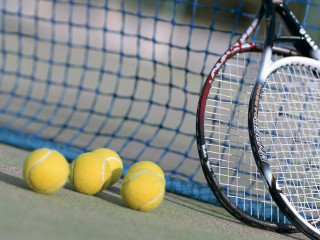 Tennis racket three balls court - free sports wallpaper