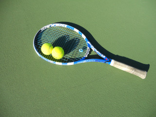 Tennis racket two balls green - free sports wallpaper