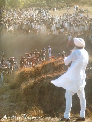 Man white hill watching crowd - photo free wallpaper for mobile