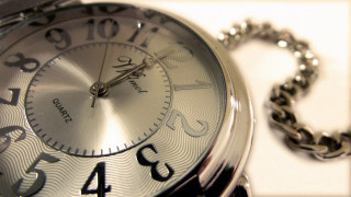 Watch chain tabletop white square - a white square free wallpaper for desktop