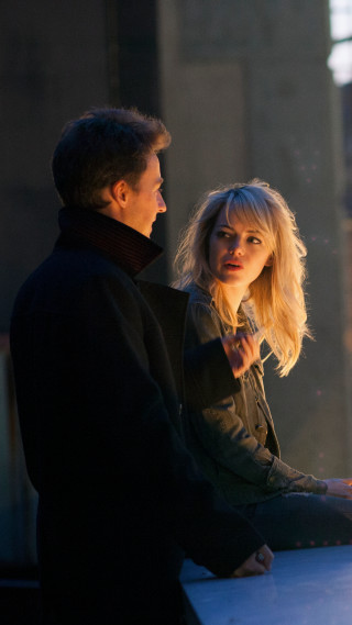 Man woman sitting ledge looking - a man and a woman free wallpaper for mobile