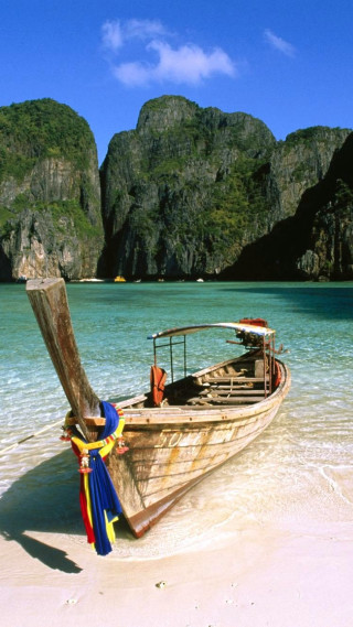 Boat beach mountain blue sky 7 - a blue sky in the foreground free wallpaper