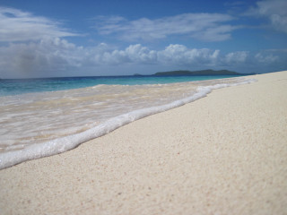 Sandy beach blue ocean small - free beach wallpaper
