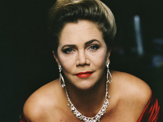 Woman necklace earrings red dress - a necklace and earrings free wallpaper