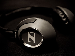 Headphones table logo pair next - free technology wallpaper for desktop