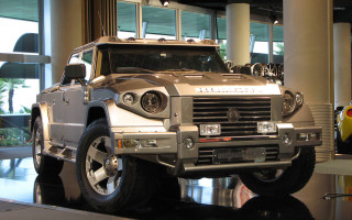 Silver jeep display building window - large free wallpaper for desktop