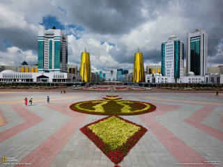 Flower garden city square people - the background and people free wallpaper
