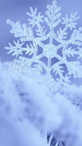 Snowflake in the middle of 2 - a snowflake free wallpaper for mobile