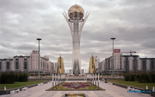 Monument fountain cityscape modern art - a fountain in front free wallpaper