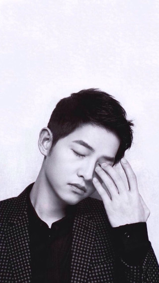 Man holding head hands looking - eye free wallpaper for mobile