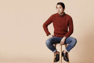 Man sitting stool hands on - studio portrait free wallpaper for desktop