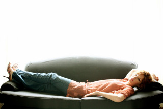 Woman couch crossed legs sunlight - eric zener free wallpaper