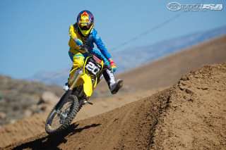 Desert dirtbike microscopic blurry sky - eric dinyer free wallpaper
