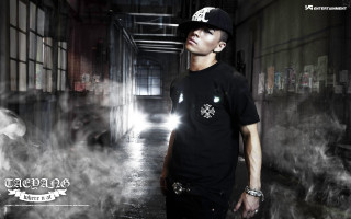 Man standing hallway black hat - his body free wallpaper