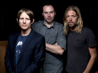 Three men dark room black - brian fies free wallpaper