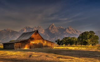 Barn field mountains sunset dark - a barn in a field free wallpaper