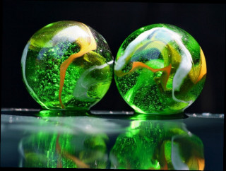 Green glass balls reflection tabletop 6 - a reflection free wallpaper for desktop