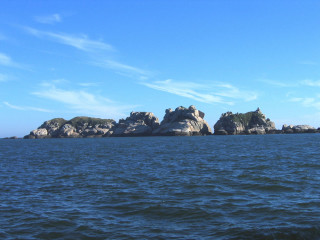 Rocks ocean sky clouds background - a group of rocks free wallpaper