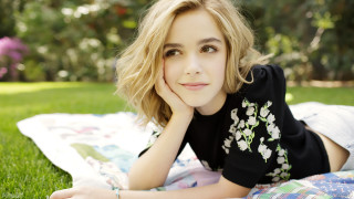 Woman blanket grass hand chin - camera free wallpaper