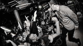 Man stage hands air crowd - his hands in free wallpaper