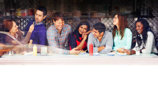 People eating drinking talking window - a group of people sitting free wallpaper