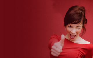 Red shirt woman thumb up - a thumb free wallpaper for desktop